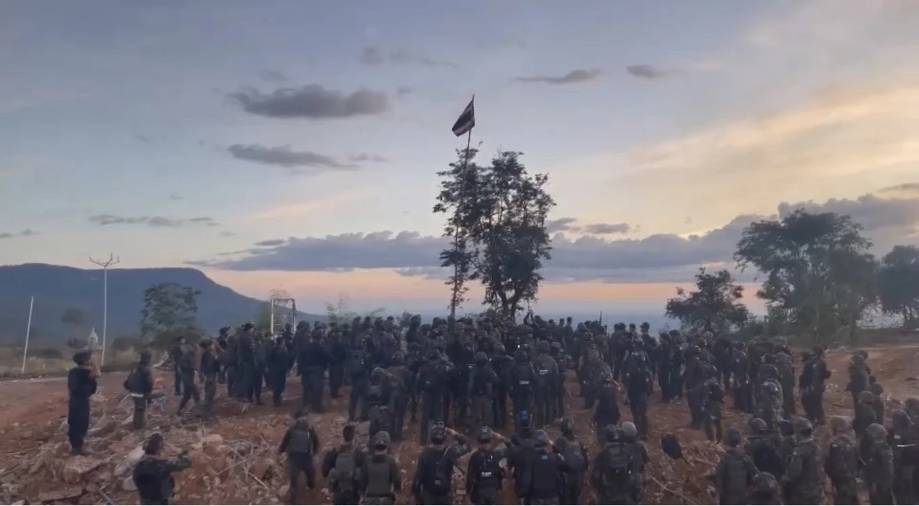 เปิดคลิป ทหารไทยเคลียร์อนุสาวรีย์ตาอมหายวับ ร้องเพลงชาติกึกก้อง