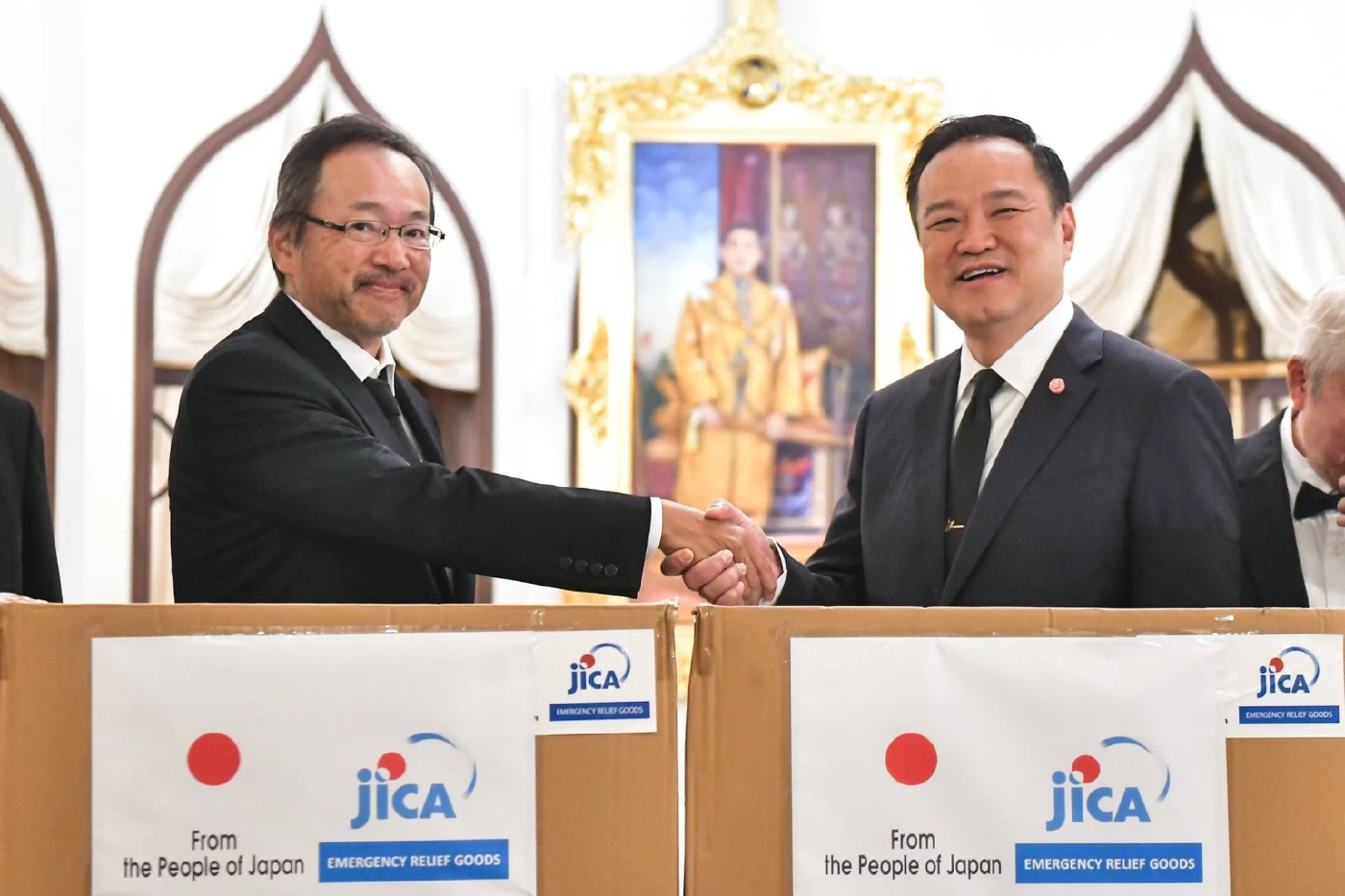 "ทูตญี่ปุ่น" มอบสิ่งของบรรเทาทุกข์ ช่วยเหลือพี่น้องชาวใต้ (มีคลิป)