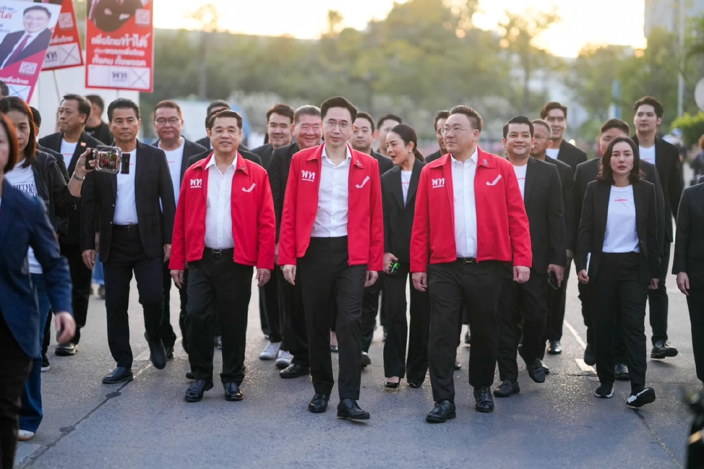 "แดง-น้ำเงิน" ล้อมวงคุยก่อนจับเบอร์ "ปาร์ตี้ลิสต์" "ปธ.กกต."ยืนยันพร้อมจัดการเลือกตั้ง สส. วันที่ 8 ก.พ.นี้