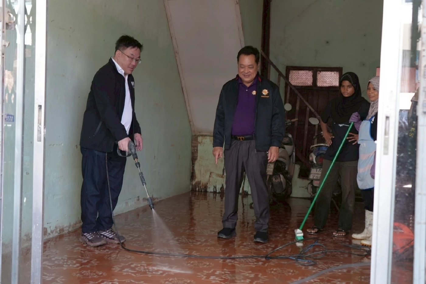 “ทวี-จุลพันธ์” ลุยฟื้นหาดใหญ่ อัด “อนุทิน” บริหารจัดการล้มเหลว