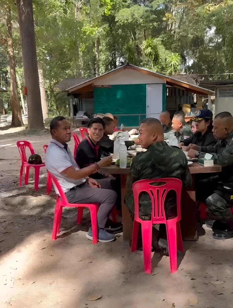 เปิดคลิป! "บิ๊กกุ้ง" เยี่ยมให้กำลังใจ "ทหาร-ชาวบ้าน" ฐานน้ำยืน-ช่องบก อุบลราชธานี