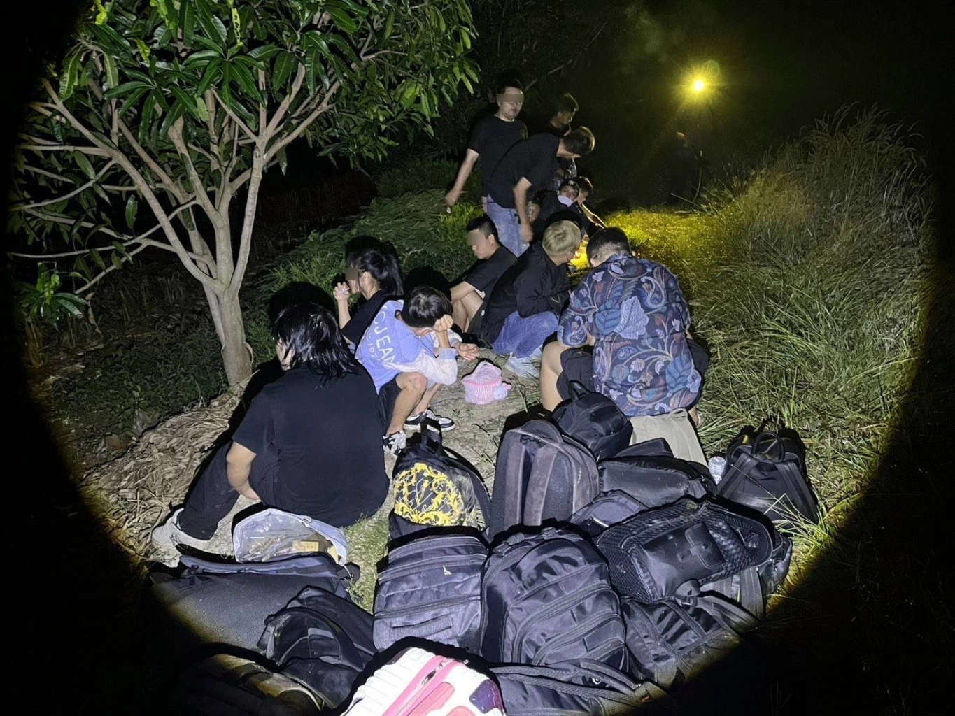 "กองทัพเรือ" จับ "18 จีน 1 เมียนมา" ลอบเข้าชายแดนจันทบุรี เข้มสกัด "อาชญากรรมข้ามชาติ-สแกมเมอร์"