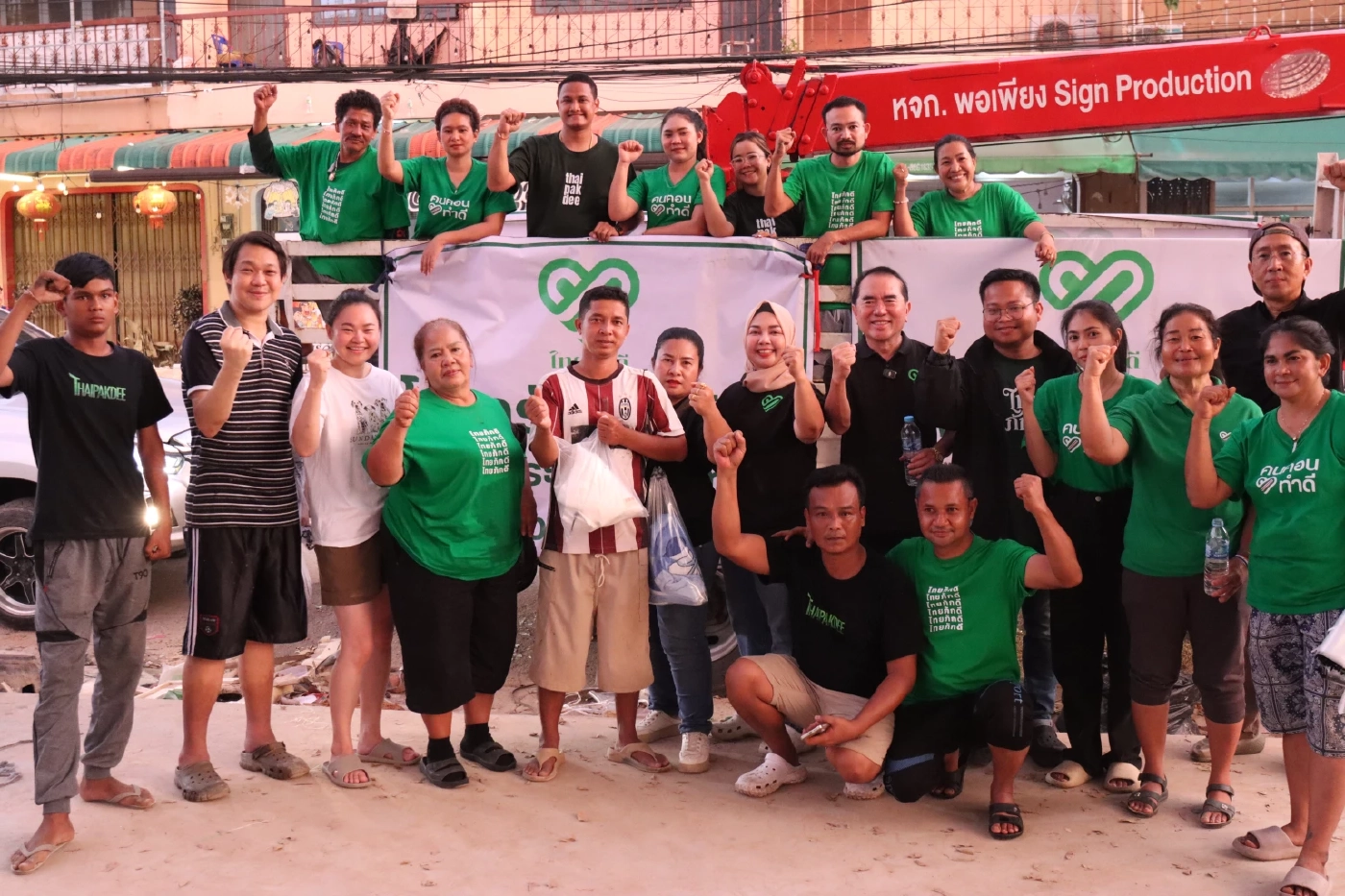 "หมอวรงค์" เจอดี ลงหาดใหญ่แจกของชาวบ้านตะโกนถาม “ไม่มีชื่อติดโพล มาทำไม”