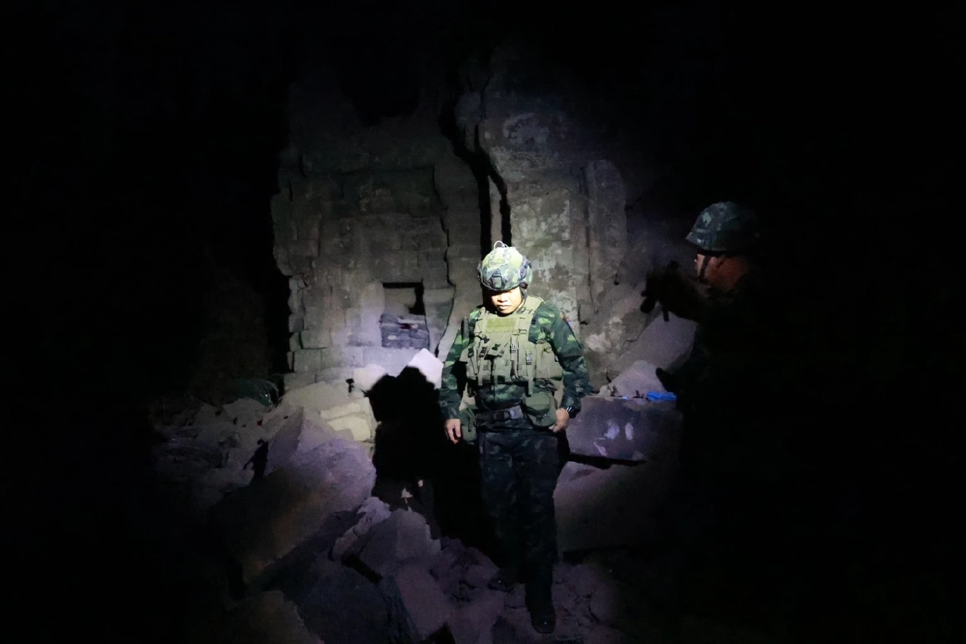 "แม่ทัพภาค 2" ขึ้น "เนิน 350-ปราสาทตาควาย" กลางดึก ดูอาวุธ "กัมพูชา" ที่ตรวจยึดได้