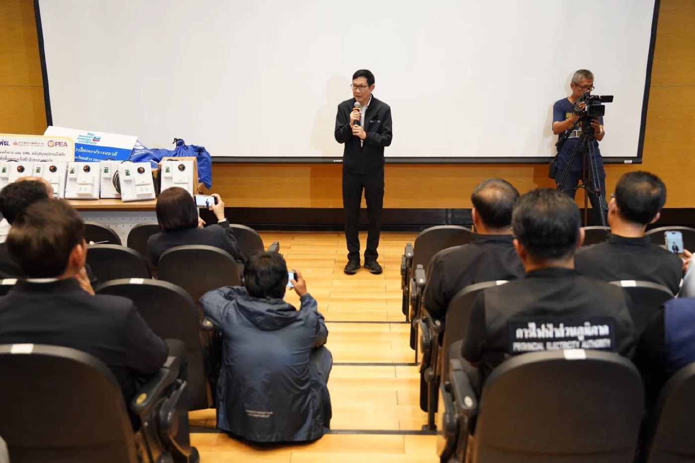 “อรรถพล” ลุยสงขลาตรวจน้ำมันหลังน้ำลด สร้างความมั่นใจหลังเกิดเหตุน้ำท่วมใหญ่ พร้อมมอบบัตรน้ำมัน 9 แสนบาท