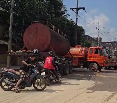 แชร์ว่อน! คลิปรถน้ำล้างบ้านนายกแป้น ขณะบ้านชาวบ้านยังเขรอะ