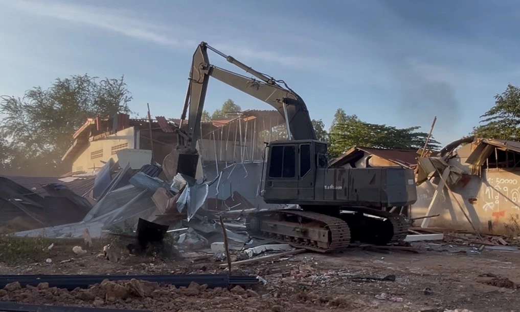 คลิปทลายรัง! กำนันลี โดย กกล.บูรพา รื้อบ้านราบเป็นหน้ากลอง