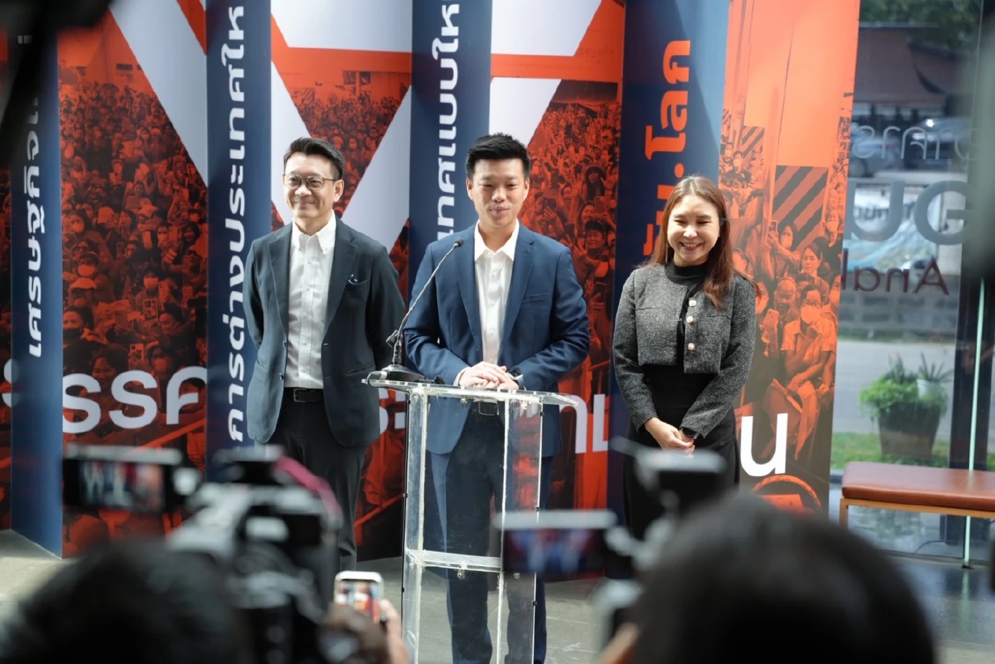 ปชน.ขอโทษ ปชช. ดัน รธน.ฉบับใหม่เหลว หลังยุบสภาพร้อมเลือกตั้งแล้ว