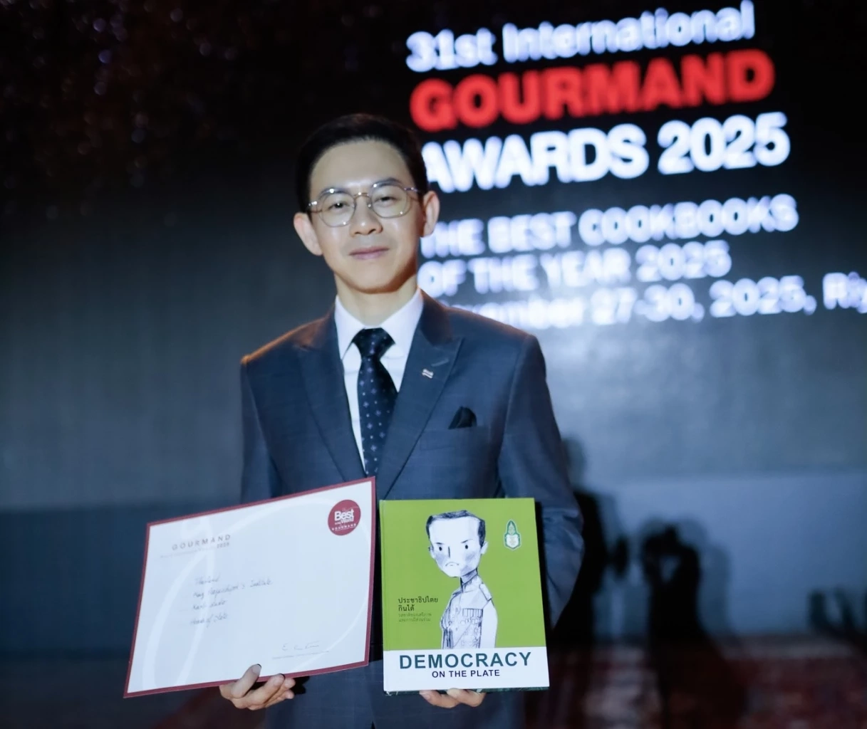 นายอิสระ เสรีวัฒนวุฒิ เลขาธิการสถาบันพระปกเกล้า