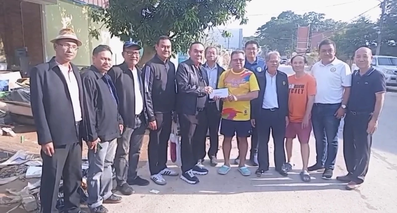 อดีตนายกฯสภาทนายฯลงพื้นที่มอบของยังชีพหาดใหญ่ ช่วย ปชช.ฟ้องรัฐ