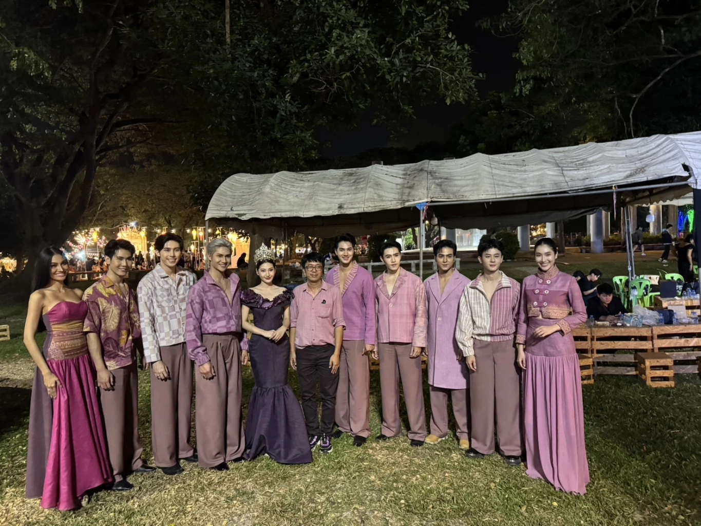 เลาะเวที ”คลั่งรัก ครั่งลำปาง“ ประกวดแฟชั่น ”ผ้าย้อมครั่ง“ เขลางค์นคร