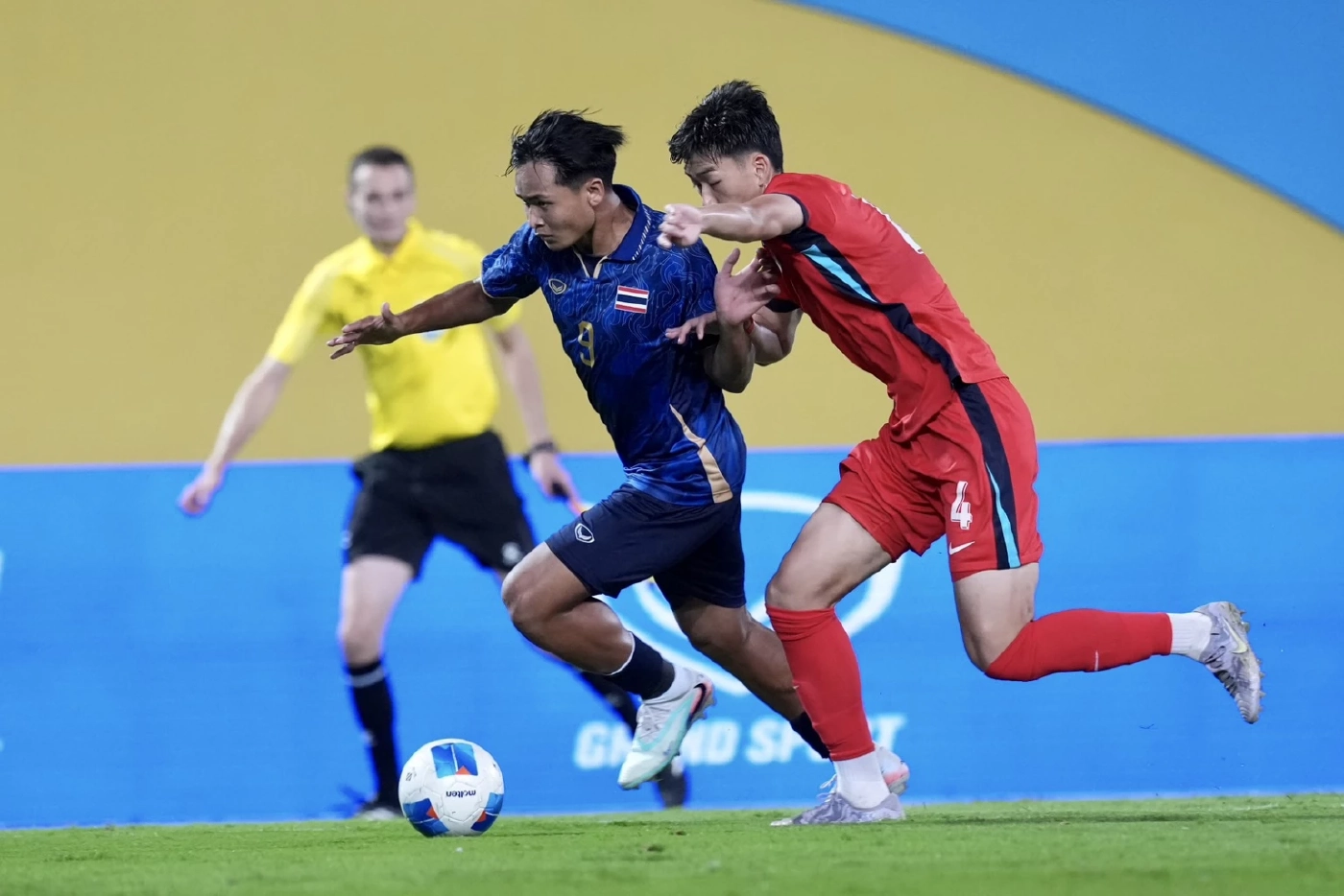 "ช้างศึก" รัว 3 ประตูครึ่งหลัง ต้อน สิงคโปร์ 3-0 ลิ่วตัดเชือก ซีเกมส์