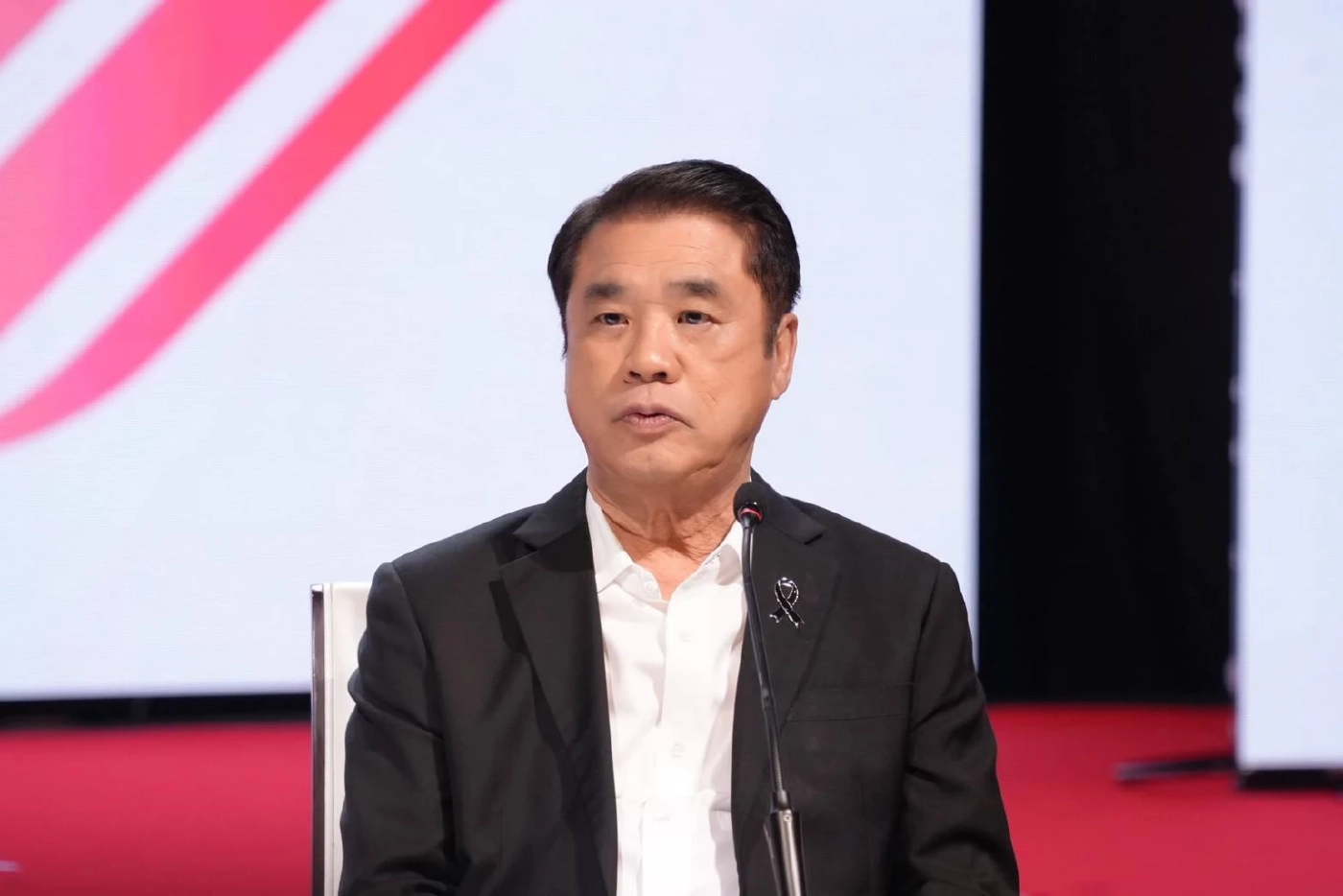 นายสุริยะ จึงรุ่งเรืองกิจ