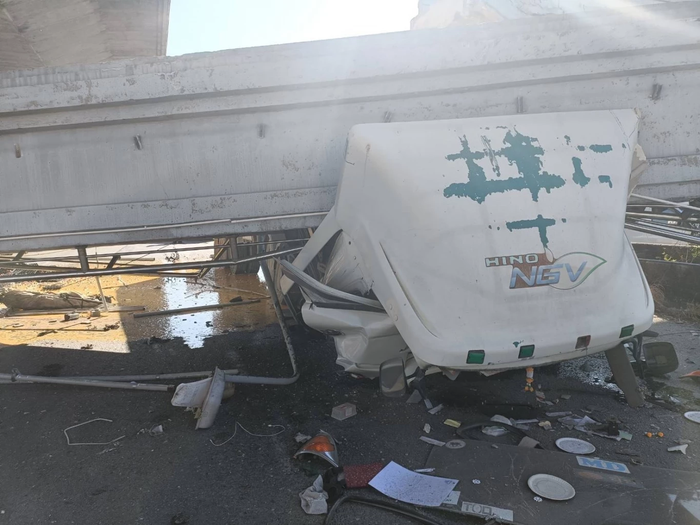 ด่วน! สะพานลอยถล่มทับรถ ตรงข้ามตลาดนำไทย ถ.บางนา-ตราด