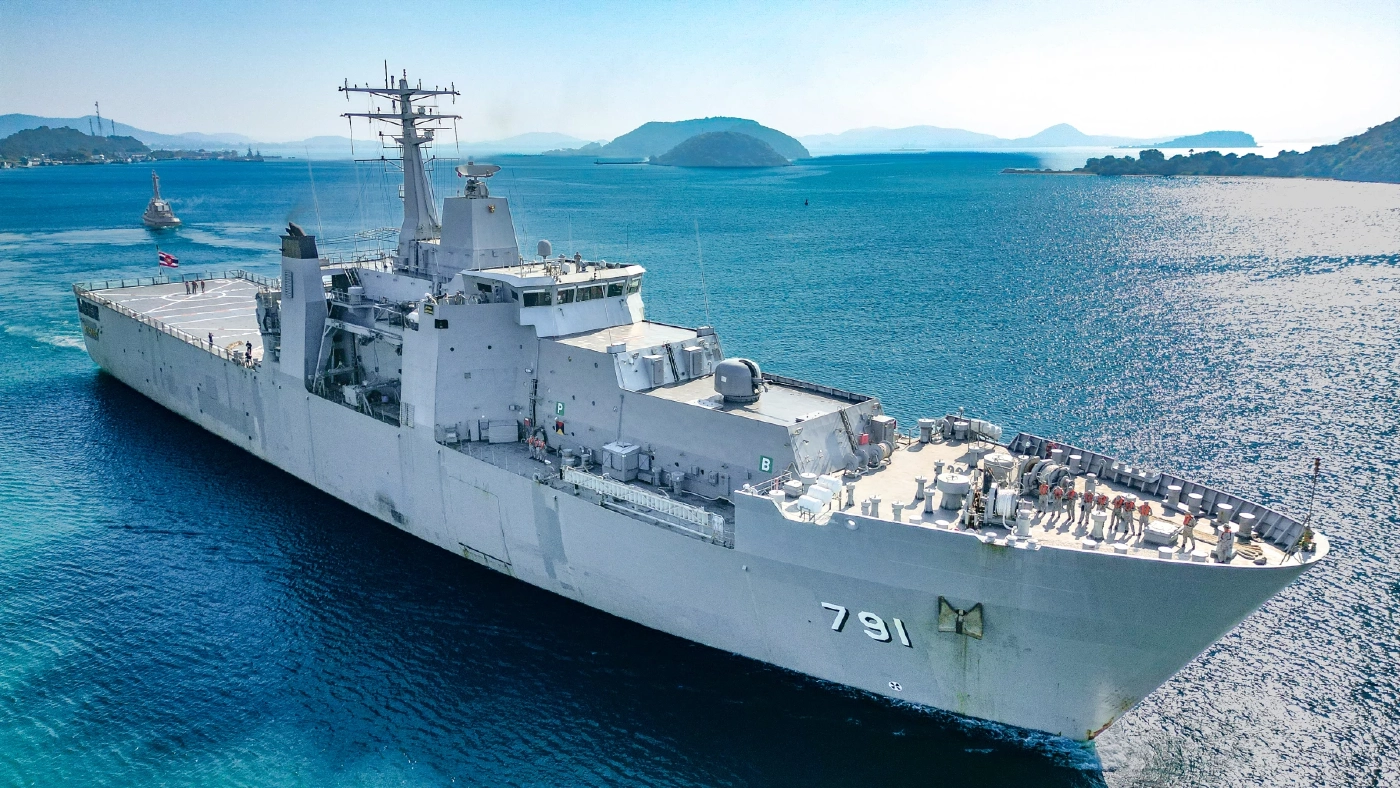 เรือหลวงอ่างทอง เข้าสมทบกับ ร.ล.จักรีนฤเบศร  ช่วยเหลือผู้ประสบภัยน้ำท่วม