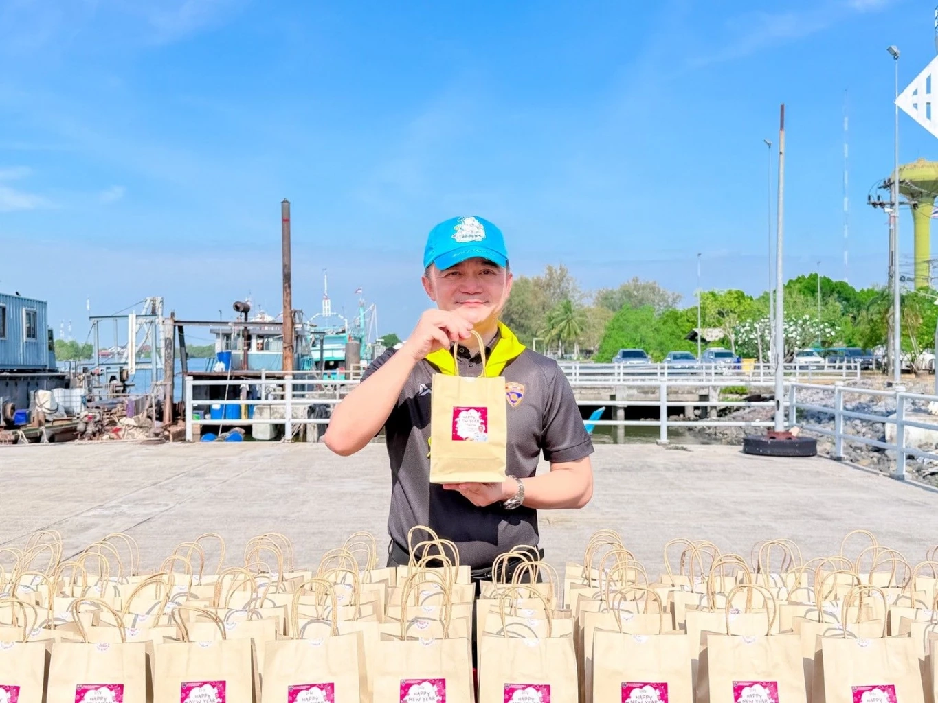 ตม.สตูล จิตอาสา อำนวยความสะดวก แจกขนม-น้ำดื่ม นทท.ปีใหม่ 2569