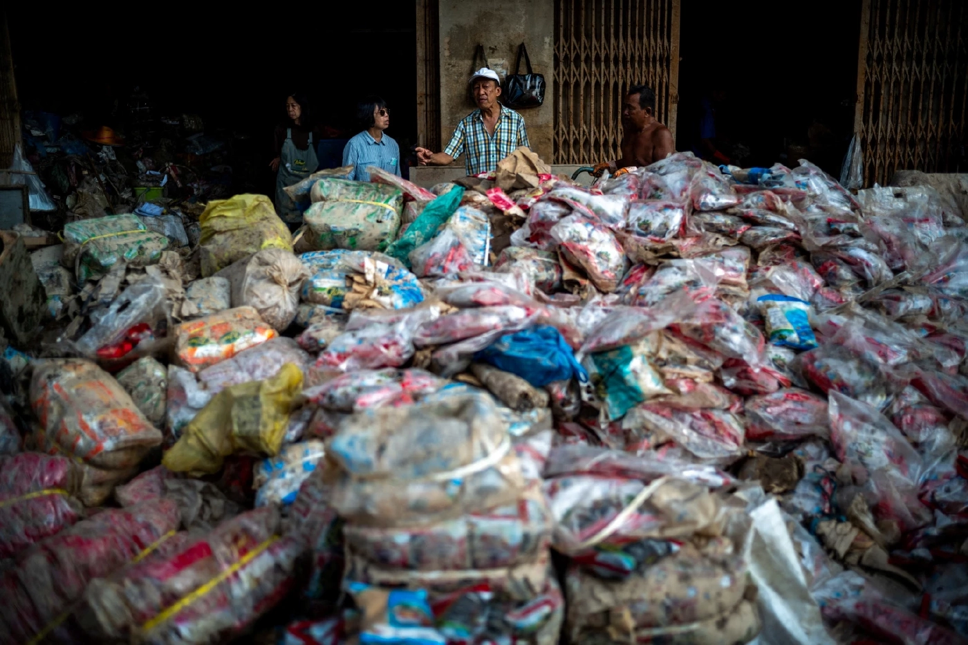 เพื่อความอยู่รอด! ร้านค้าหาดใหญ่นำ "สินค้า" เปื้อนโคลน แต่ยังใช้ได้ออกมาเลหลังขายในราคาถูก (มีคลิป)