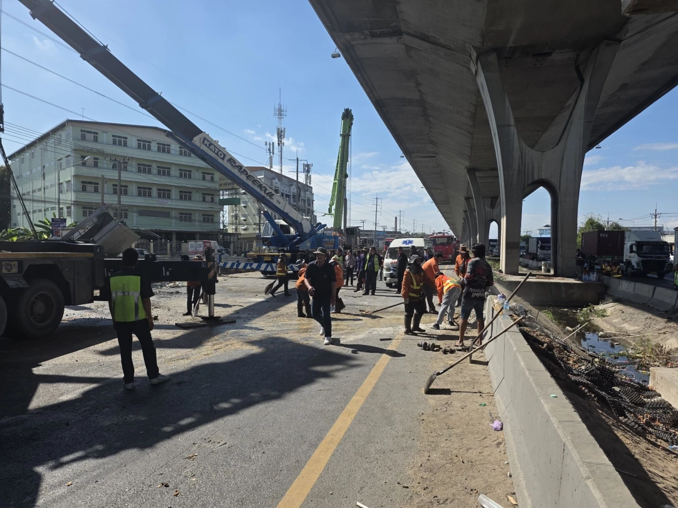 เร่งรื้อถอน - ย้ายคาน "สะพานลอยถล่ม" พร้อมตรวจสอบโครงสร้าง หลังรถบรรทุกชนสะพานจนหล่นทับ