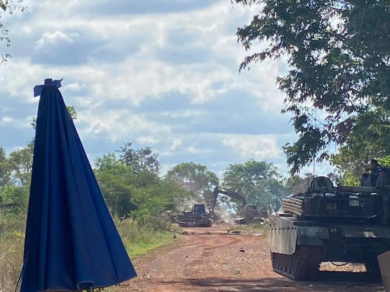 เปิดภาพ "ทหารช่าง" ลุยรื้อถอน "อนุสาวรีย์ตาอม-ตลาดอานม้า"