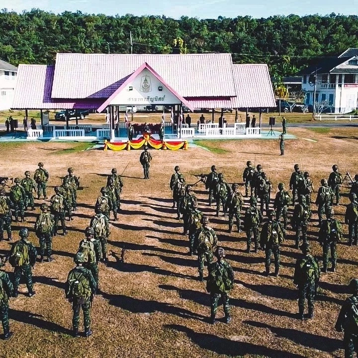 F-16 ถล่มคลังอาวุธและกระสุนของฝ่ายกัมพูชา บ.ทมอเชิน ตรงข้ามหนองจาน (คลิป)