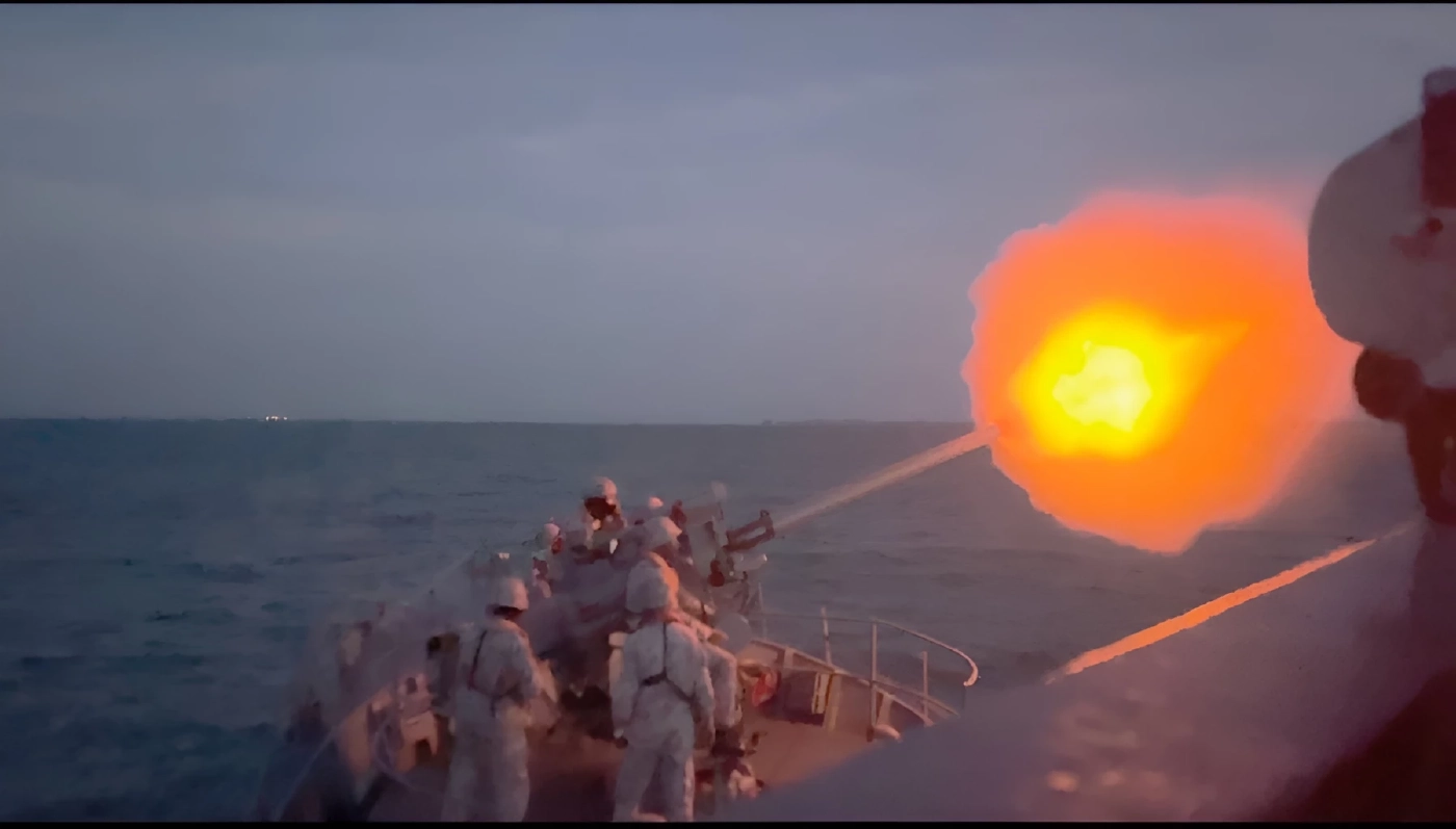 เรือหลวงเทพา ลั่นปืนใหญ่สนับสนุนภาคพื้นดิน บ้านหนองรี ฐานที่มั่นกัมพูชาได้แล้ว 80%