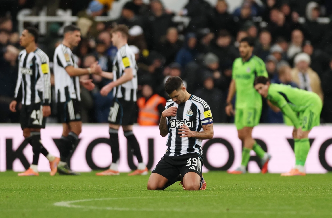 สรุป คาราบาว คัพ: "แมนซิตี้" ลิ่วชนนิวคาสเซิ่ล-"เชลซี" รอฟัดผู้ชนะ ปืน/พาเลซ