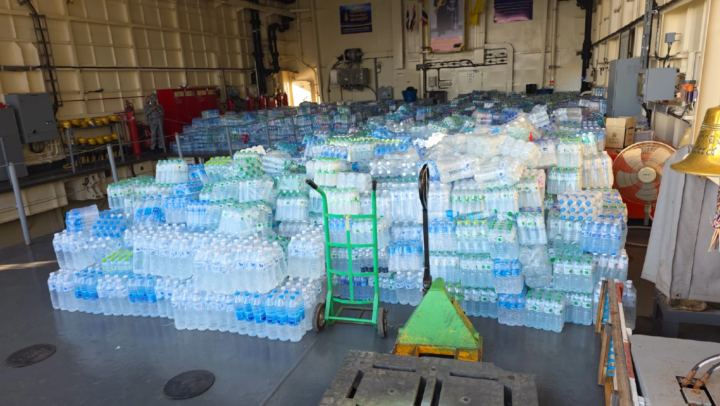 เรือหลวงอ่างทอง เข้าสมทบกับ ร.ล.จักรีนฤเบศร  ช่วยเหลือผู้ประสบภัยน้ำท่วม