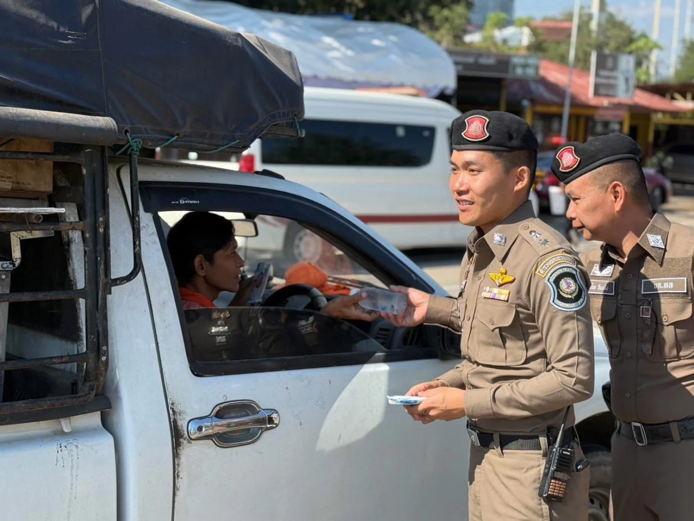 ตำรวจทางหลวง แจกน้ำดื่ม ซุปไก่ ป้องกันอุบัติเหตุปีใหม่ 2569