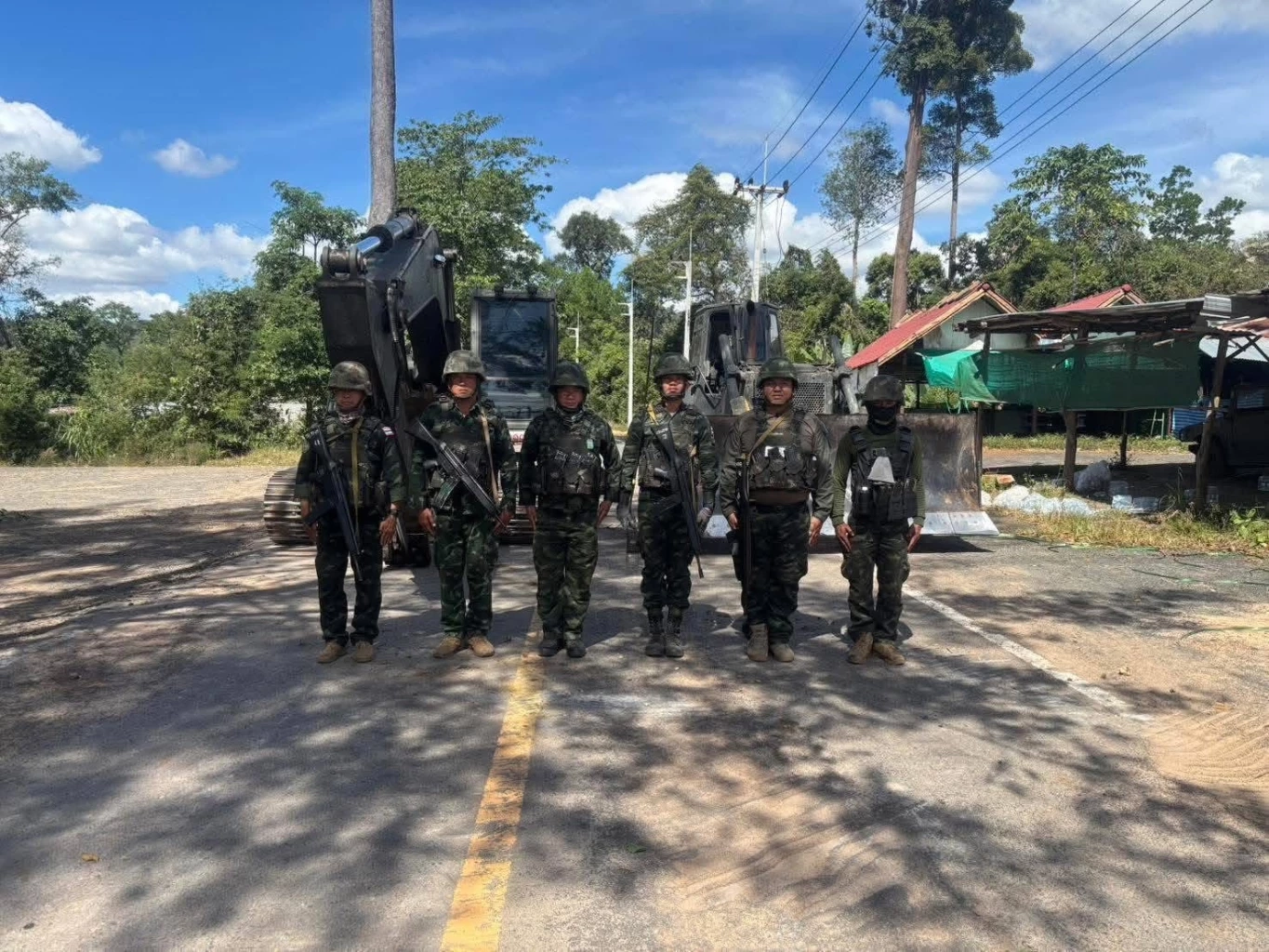 เปิดภาพ "ทหารช่าง" ลุยรื้อถอน "อนุสาวรีย์ตาอม-ตลาดอานม้า"