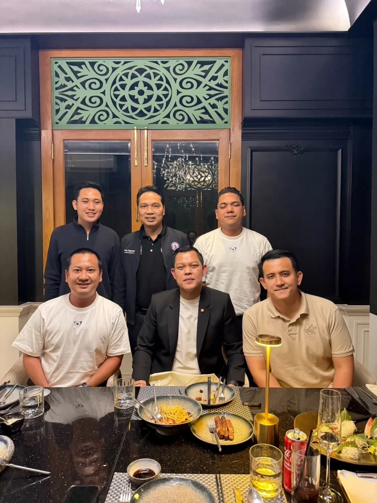 ภาพร่วมโต๊ะอาหารชื่นมื่น ของ “ธนกร” กับ 4 น้องเลิฟกลุ่ม 16