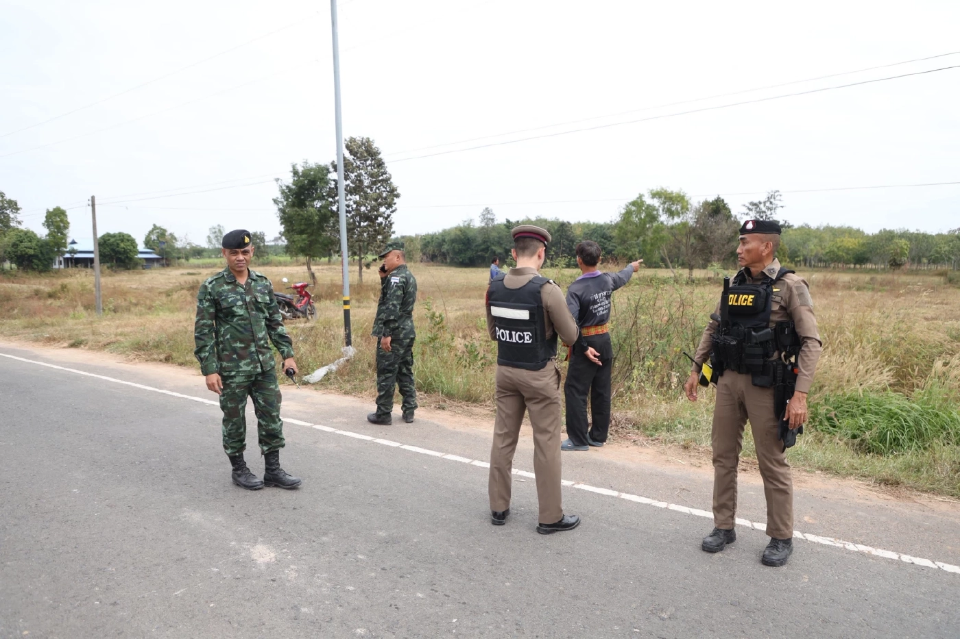 "ทหาร–ตร.พนมดงรัก" ลงพื้นที่ หลังกัมพูชายิงจรวด BM-21 กว่า 50 นัด พบสะเก็ดระเบิดกระจาย