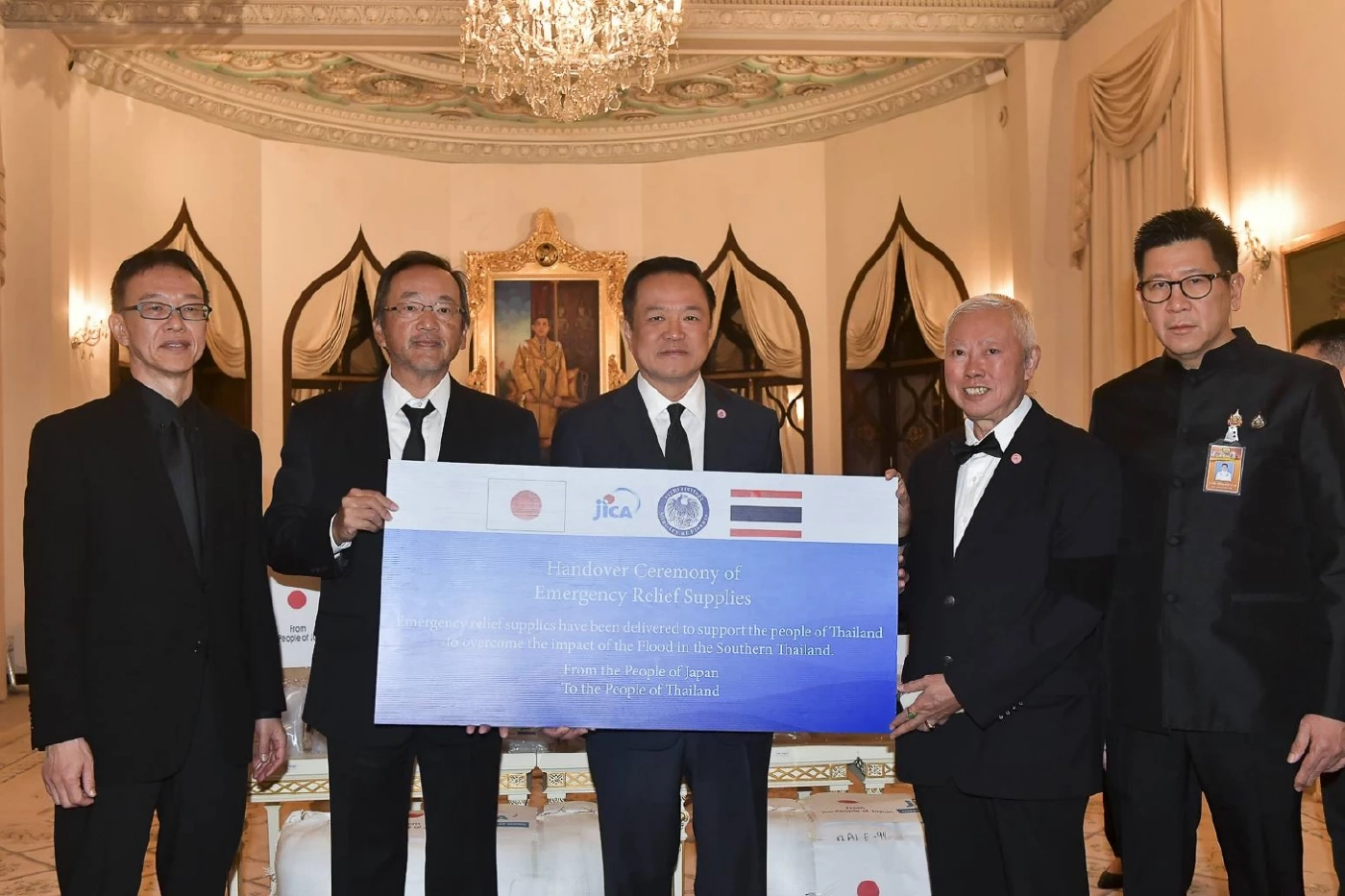 "ทูตญี่ปุ่น" มอบสิ่งของบรรเทาทุกข์ ช่วยเหลือพี่น้องชาวใต้ (มีคลิป)