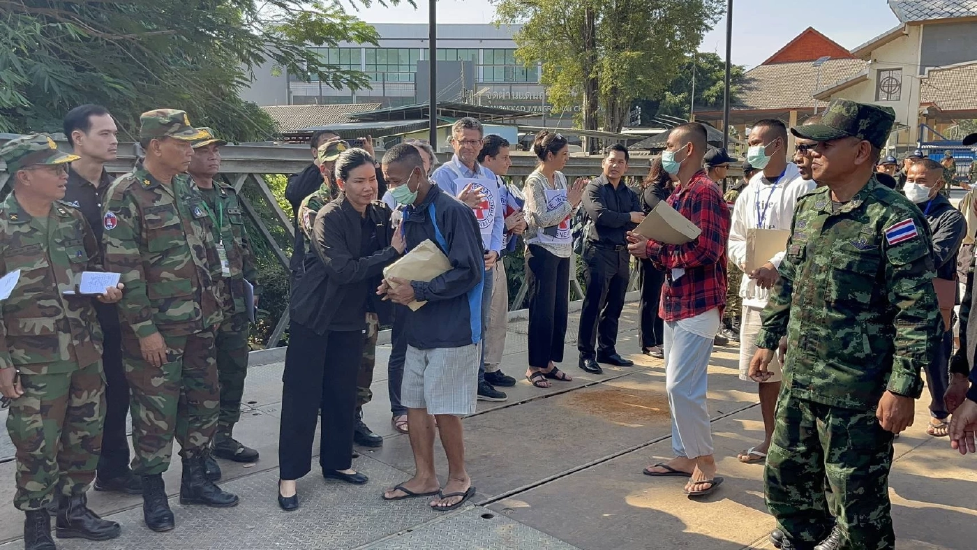 ด่วน! ปล่อย 18 ทหารกัมพูชาแล้ว ที่ด่านถาวรบ้านผักกาด หลังหยุดยิง 72 ชม.