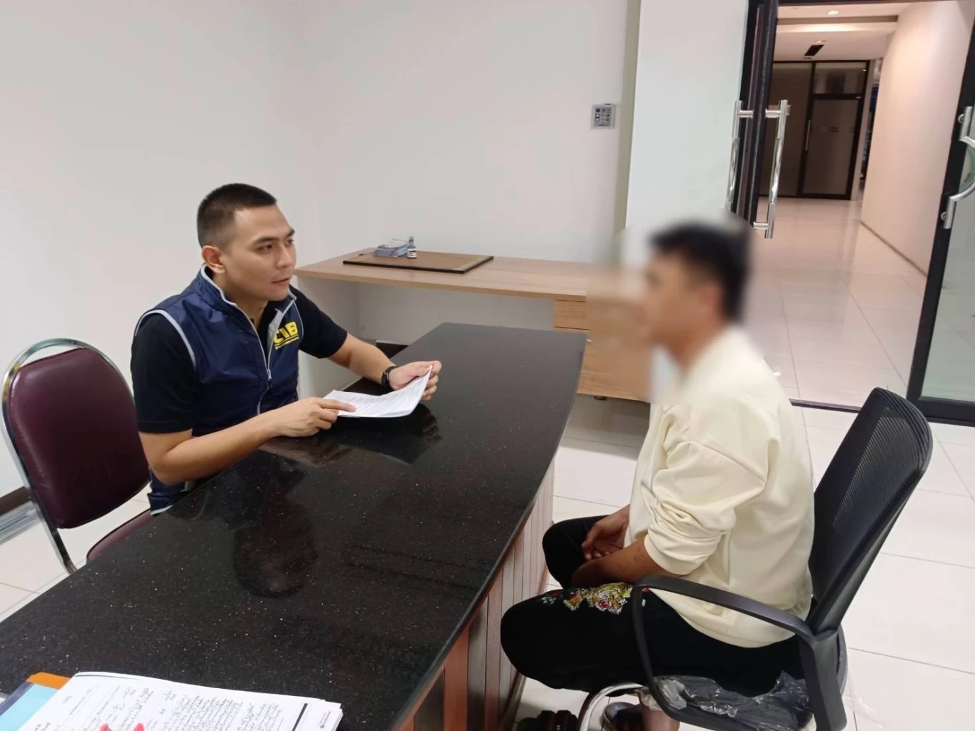 หนีก็ไม่พ้น! จับ "คนไทย" หัวหน้าแก๊งคอลเซ็นเตอร์ รับคำสั่ง "นายทุนจีน" โดยตรง หนีกบดานเมืองน่าน