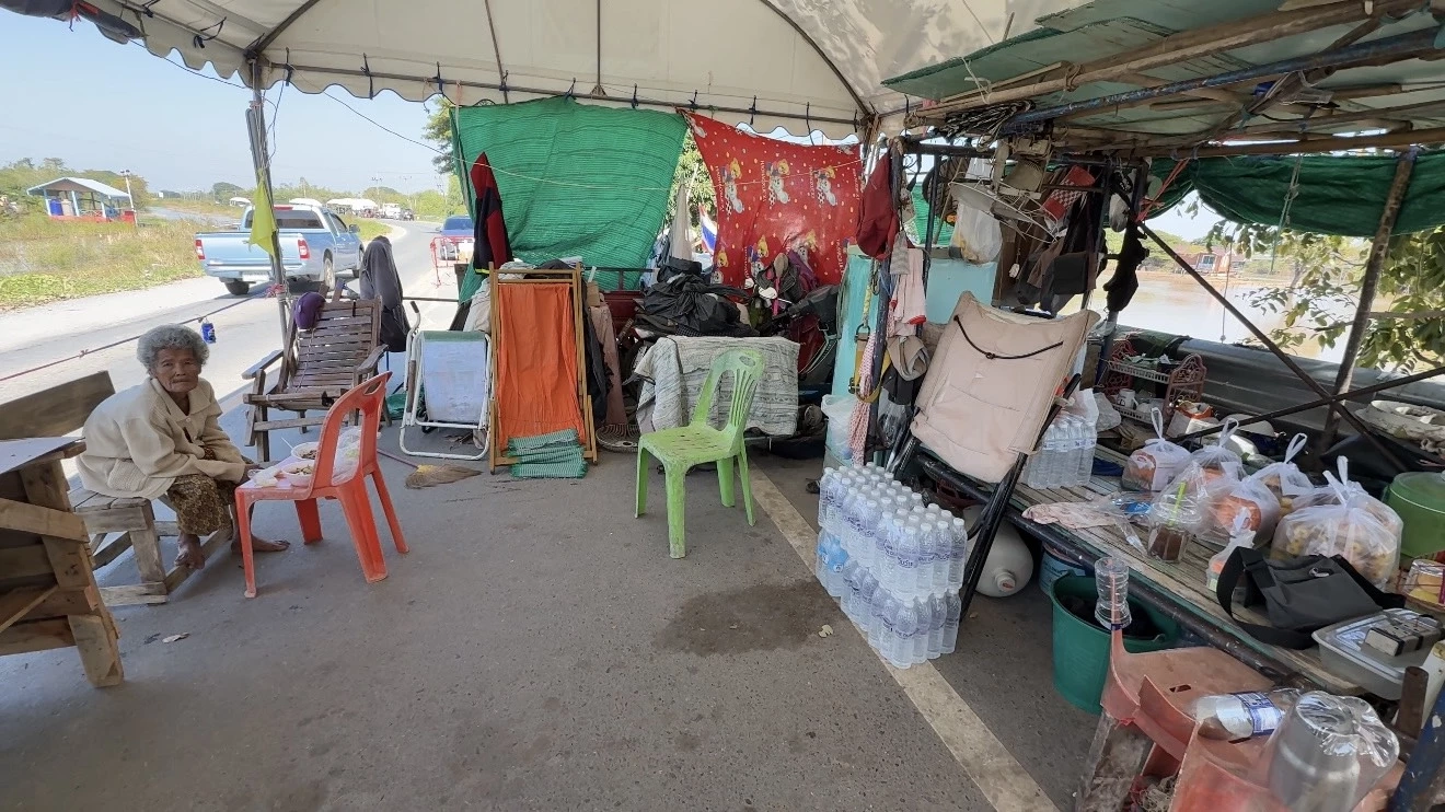 อยุธยาอ่วม "น้ำท่วม" นานกว่า 4 เดือน ยาย 84 บอกปีนี้หนักสุด ชาว "บางบาล" ยังนอนริมถนน