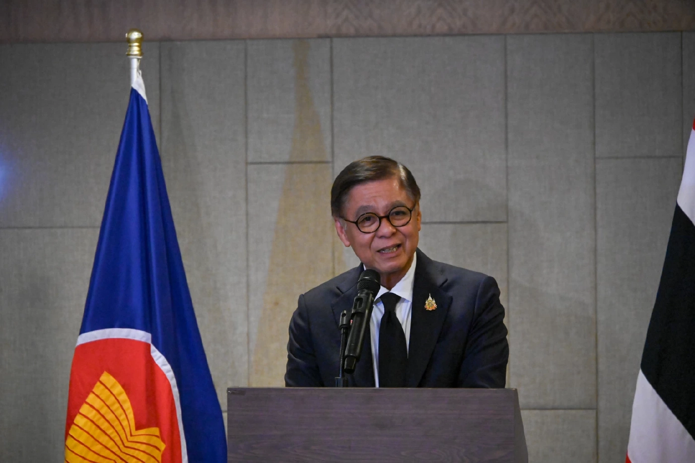 นายสีหศักดิ์ พวงเกตุแก้ว รัฐมนตรีว่าการกระทรวงการต่างประเทศ 