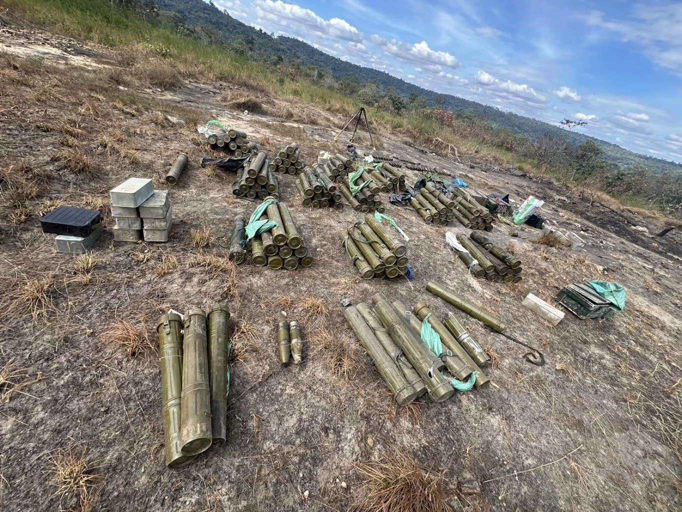 พบอื้อ! เนิน 500 ทัพไทยยึด คลังแสงอาวุธ "ทหารกัมพูชา" ได้เพียบ