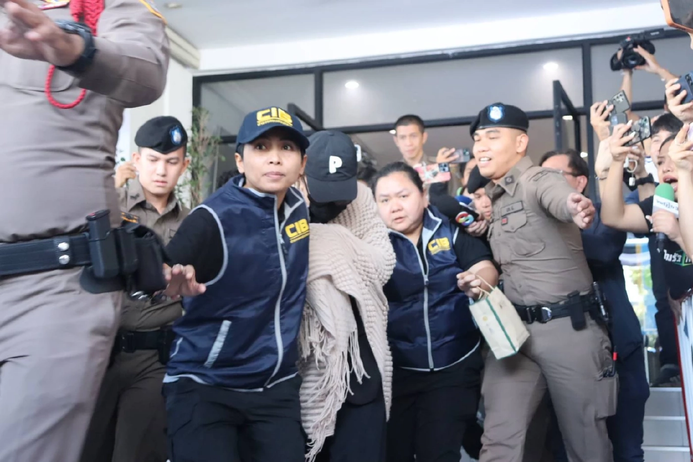 คุม "นานา ไรบีนา" ฝากขังศาลอาญา ขณะที่เจ้าตัวยังไม่ปริปาก