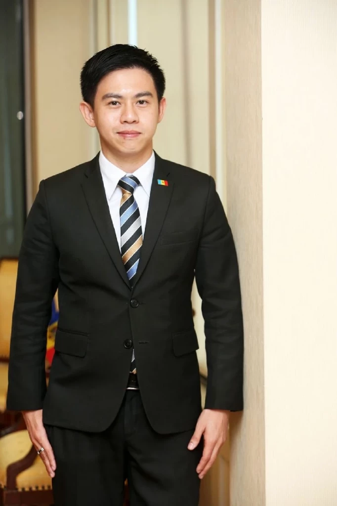 ดร.อิสระ เสรีวัฒนวุฒิ เลขาธิการสถาบันพระปกเกล้า