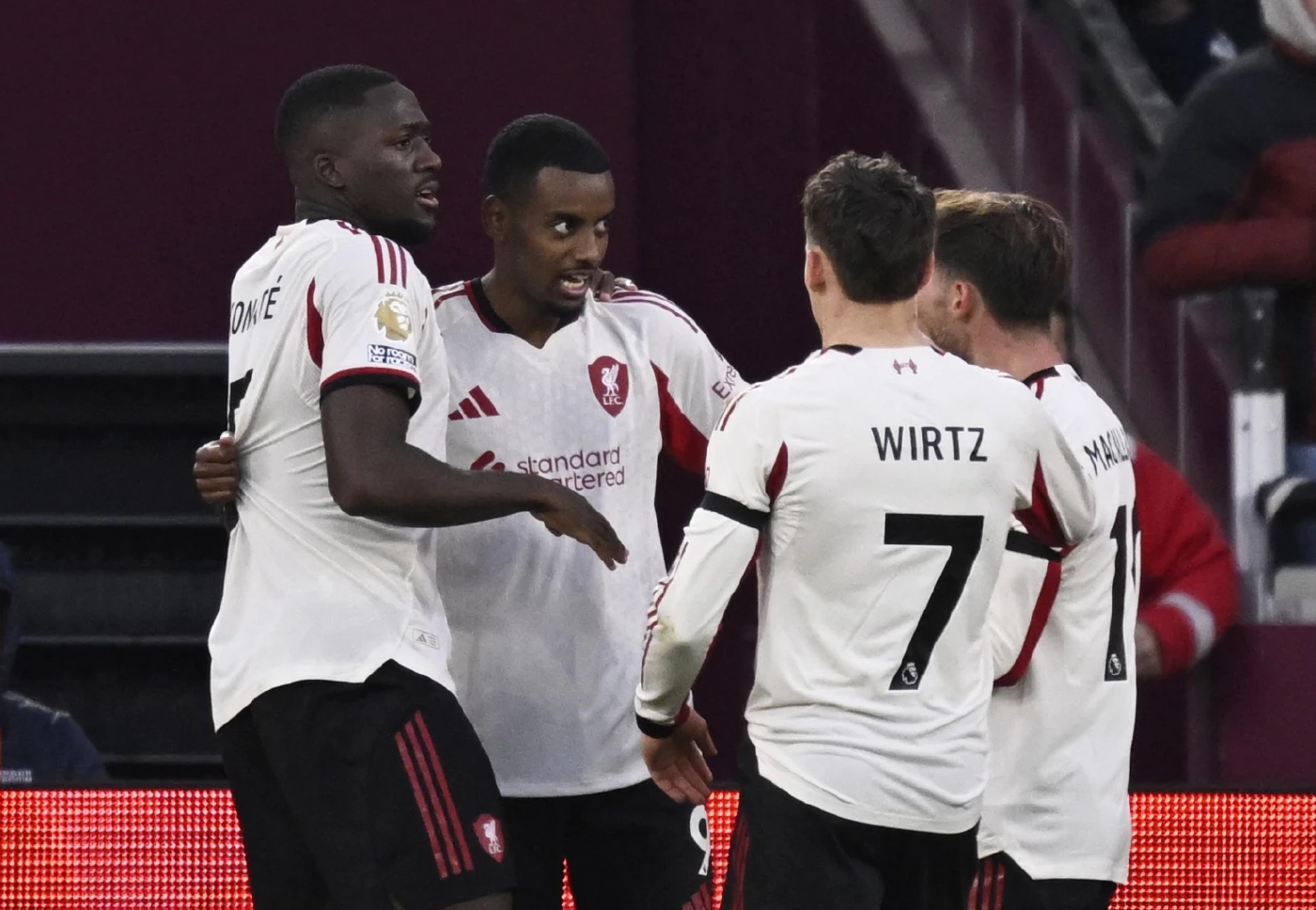 สรุปพรีเมียร์ลีก: อาร์เซนอล เสมอ เชลซี 1-1, ลิเวอร์พูล-แมนยู คว้าชัยสำคัญ