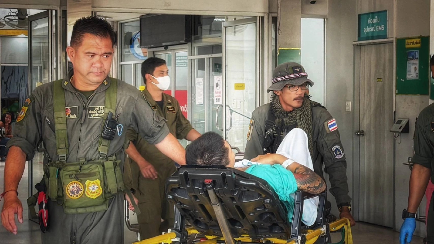 "ร่วมกตัญญู" ลำเลียง เคลื่อนย้าย 6 นักรบแนวหน้าไทย บาดเจ็บ จากการปะทะ ชายแดน สุรินทร์ ส่ง รพ.