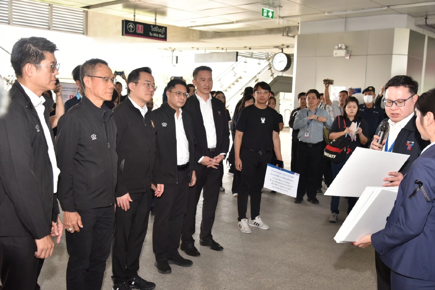 MRT สายสีชมพู เปิดบริการเต็มระบบ หลังระบบรางจ่ายรถไฟฟ้าขัดข้อง