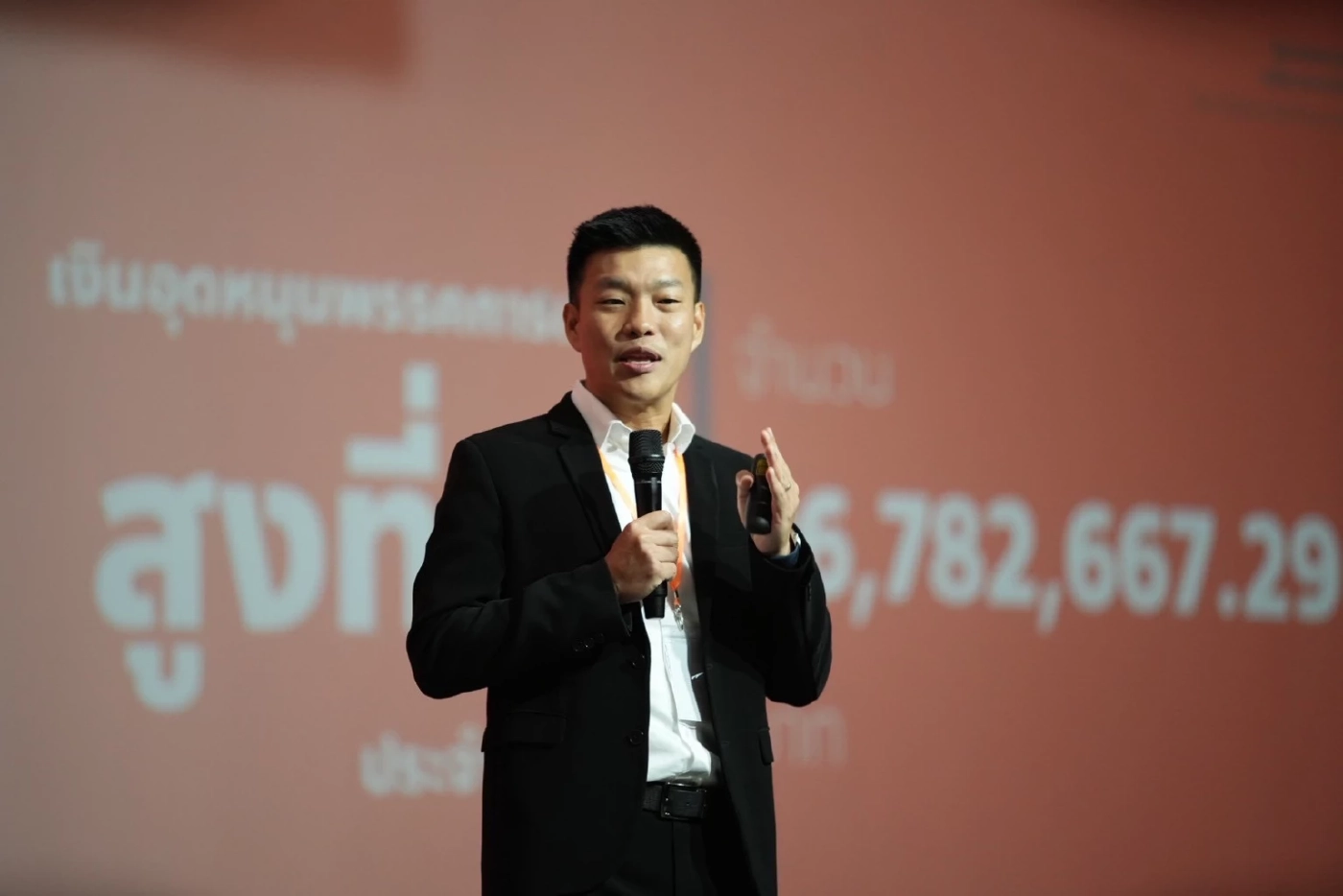 นายณัฐพงษ์ เรืองปัญญาวุฒิ หัวหน้าพรรคประชาชน