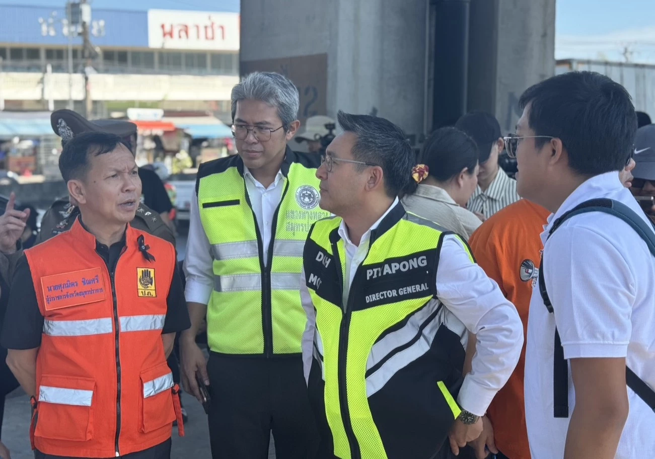 เร่งรื้อถอน - ย้ายคาน "สะพานลอยถล่ม" พร้อมตรวจสอบโครงสร้าง หลังรถบรรทุกชนสะพานจนหล่นทับ