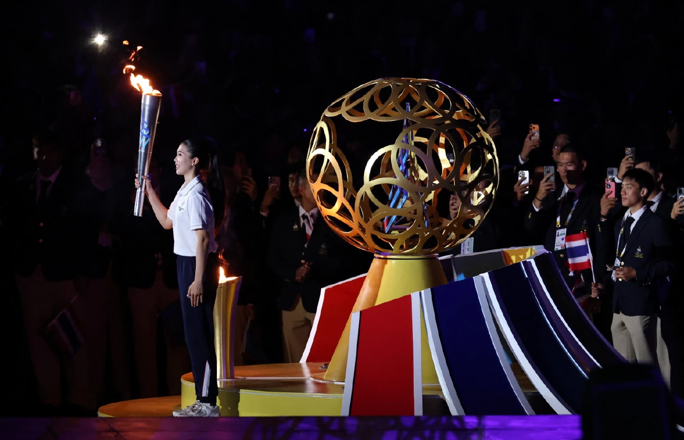 ประมวลภาพ พิธีเปิด "ซีเกมส์ ครั้งที่ 33" สู่มาตรฐานโลก "พระราชินี" นำทัพนักกีฬาไทย