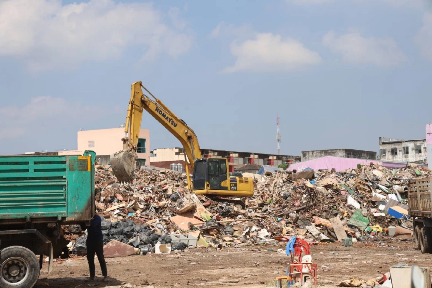 ศป.กฉ.ส่วนหน้า ระดมกำลังพล-เครื่องมือช่าง เร่งการฟื้นฟูเมืองหาดใหญ่