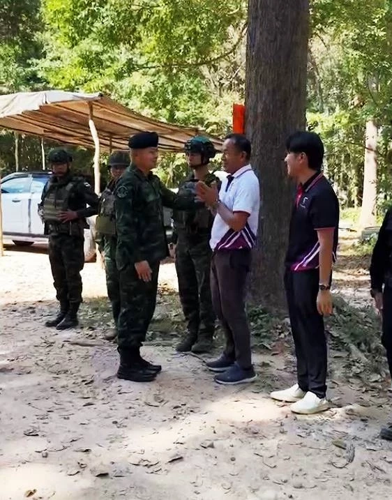 เปิดคลิป! "บิ๊กกุ้ง" เยี่ยมให้กำลังใจ "ทหาร-ชาวบ้าน" ฐานน้ำยืน-ช่องบก อุบลราชธานี