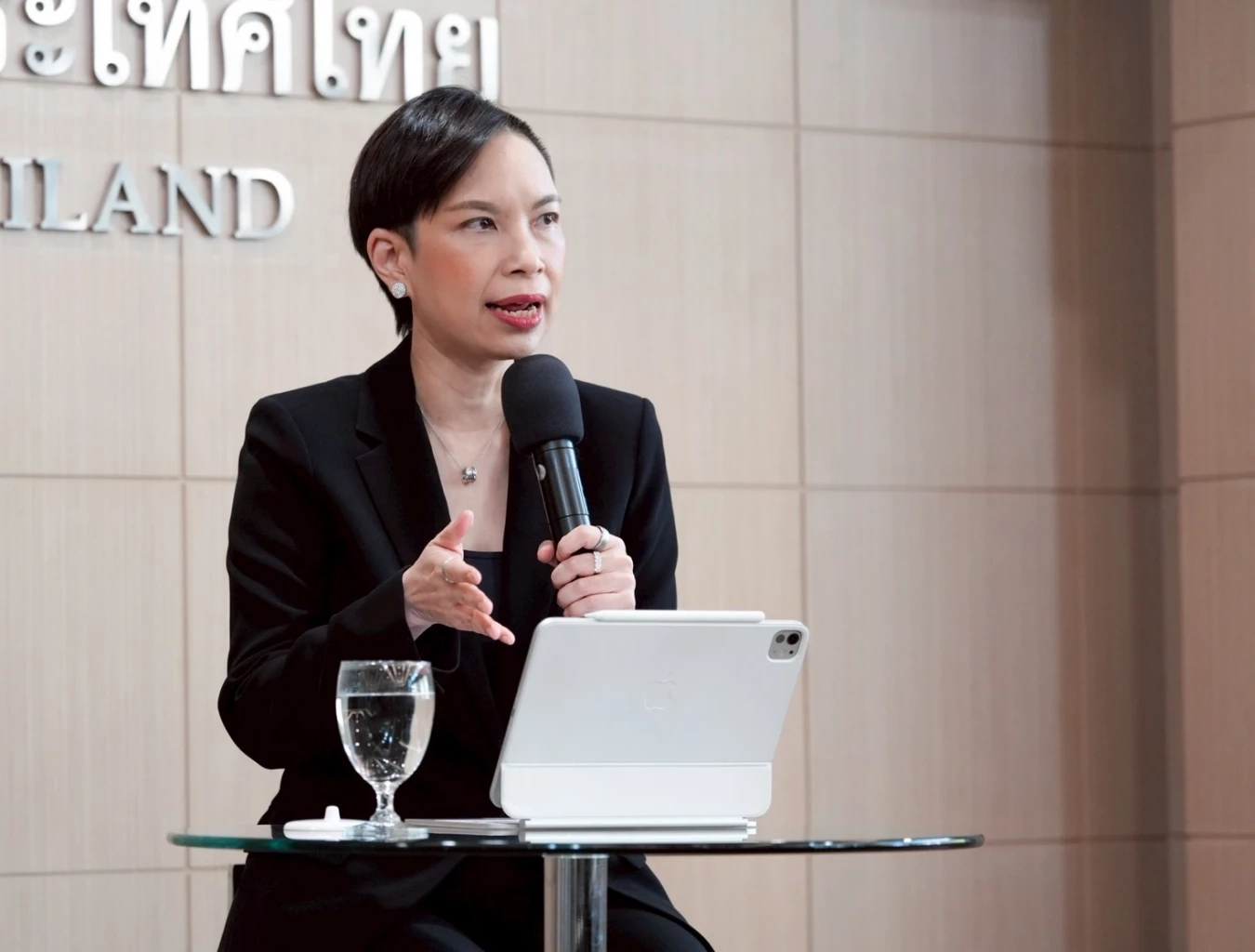 'ส่งออก - ท่องเที่ยว' หนุนเศรษฐกิจ ห่วงบาทแข็งทุบส่งออกไทย