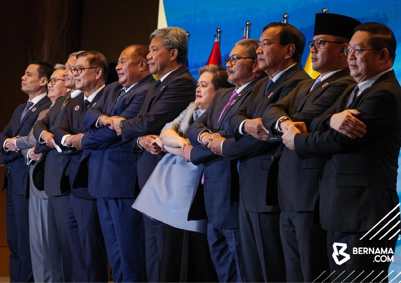 "ฟิลิปปินส์" ประกาศพร้อมสวมบทคนกลางไกล่เกลี่ยศึกไทย-กัมพูชา