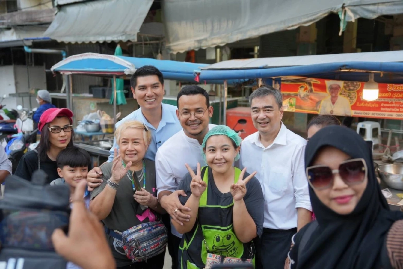 นายศักดิ์สิทธิ์ ขาวทอง (เสื้อฟ้า)